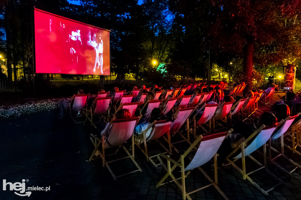 Plenerowe kino nieme z muzyką na żywo