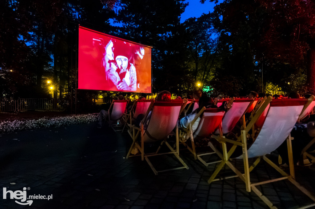 Plenerowe kino nieme z muzyką na żywo