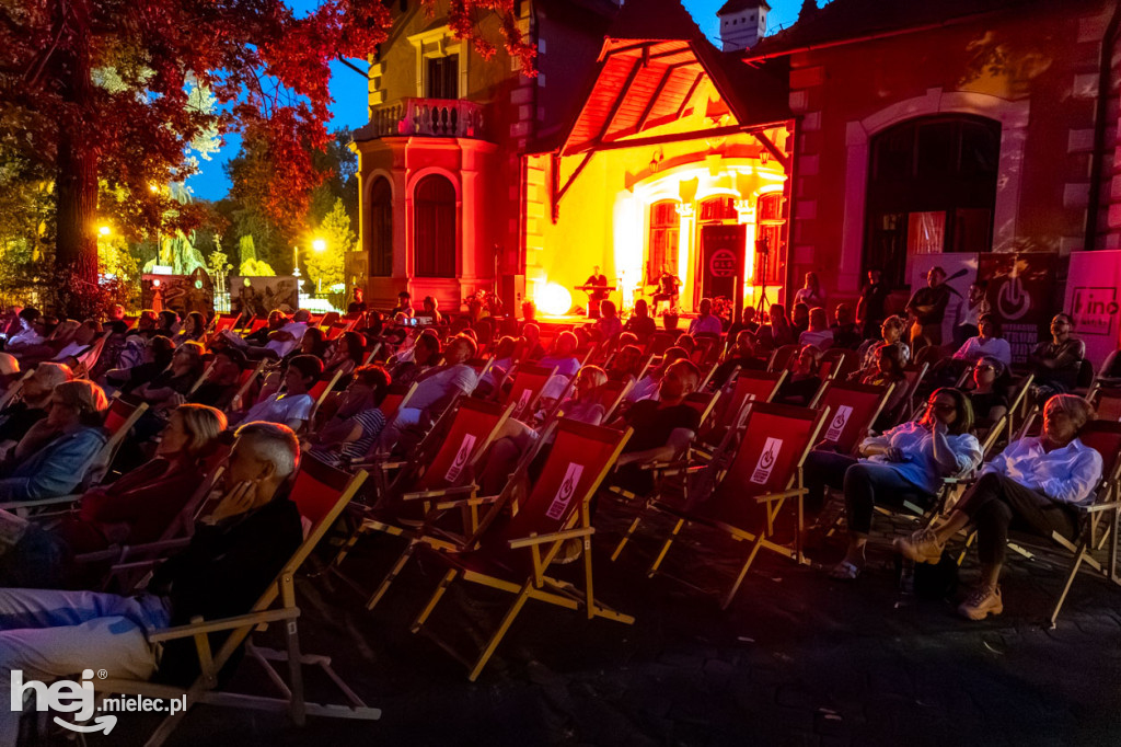 Plenerowe kino nieme z muzyką na żywo