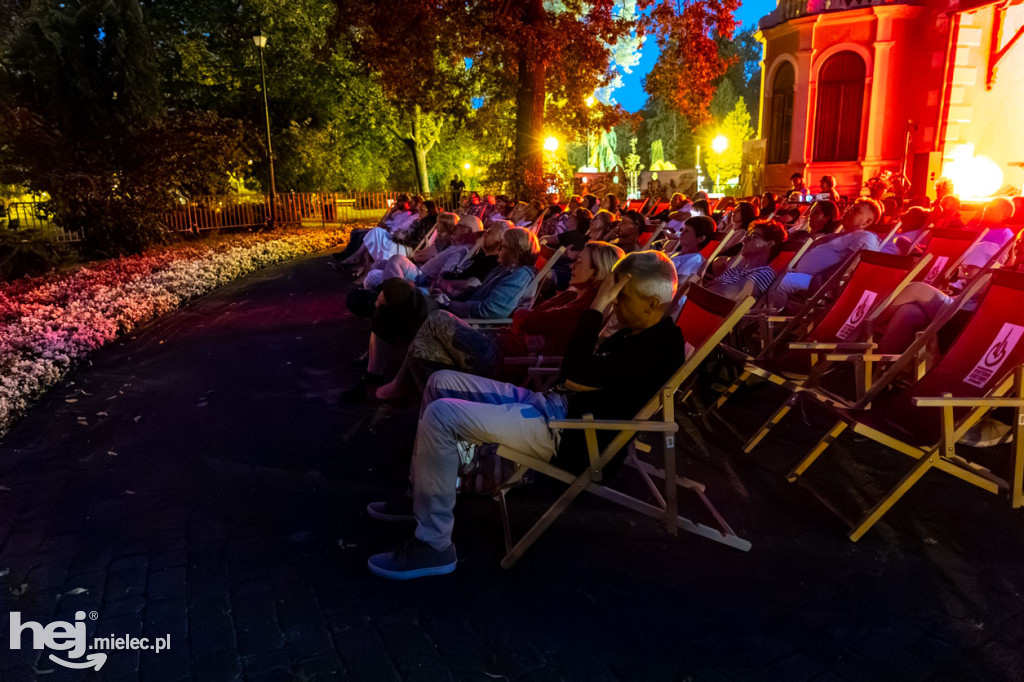 Plenerowe kino nieme z muzyką na żywo