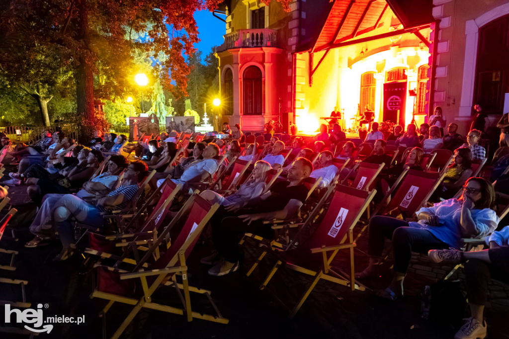 Plenerowe kino nieme z muzyką na żywo
