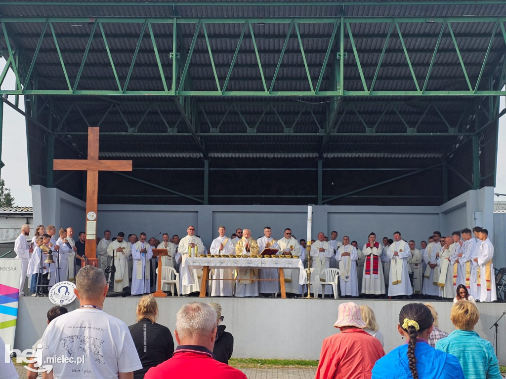 Na szlaku pielgrzymki – Mieleckie grupy docierają do Trzebniowa