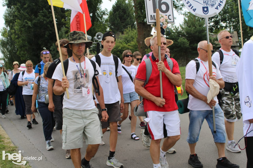 Na szlaku pielgrzymki – Mieleckie grupy docierają do Trzebniowa
