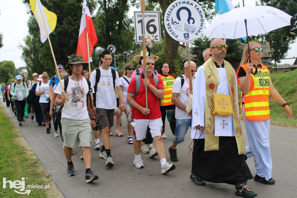 Na szlaku pielgrzymki – Mieleckie grupy docierają do Trzebniowa