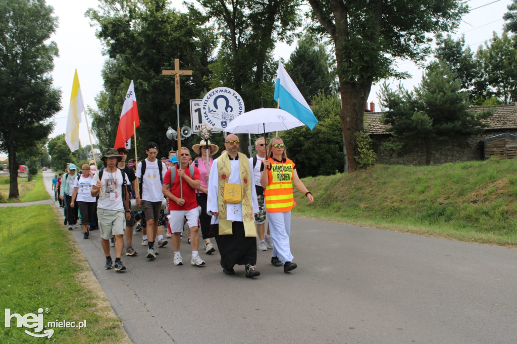 Na szlaku pielgrzymki – Mieleckie grupy docierają do Trzebniowa