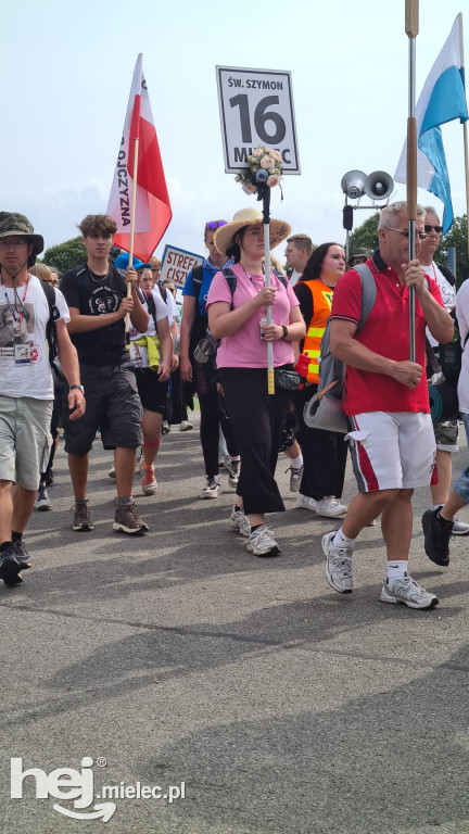 Na szlaku pielgrzymki – Mieleckie grupy docierają do Trzebniowa