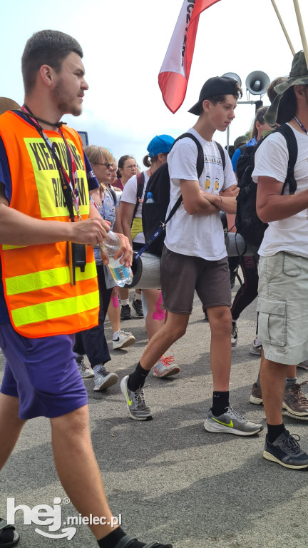 Na szlaku pielgrzymki – Mieleckie grupy docierają do Trzebniowa