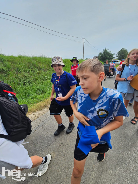 Na szlaku pielgrzymki – Mieleckie grupy docierają do Trzebniowa