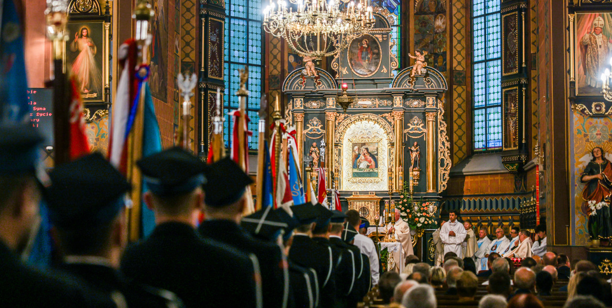Samorządowcy i mundurowi w Sanktuarium w Chorzelowie
