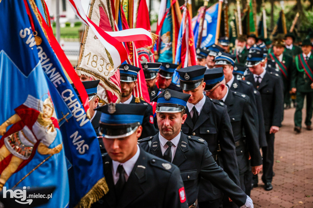 Samorządowcy i mundurowi w Sanktuarium w Chorzelowie