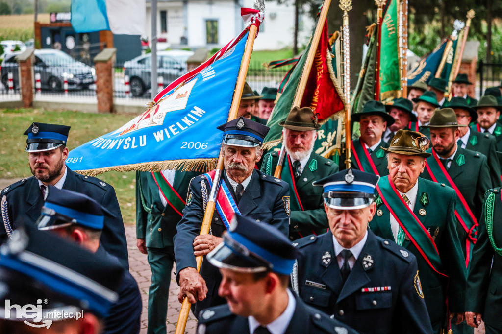 Samorządowcy i mundurowi w Sanktuarium w Chorzelowie