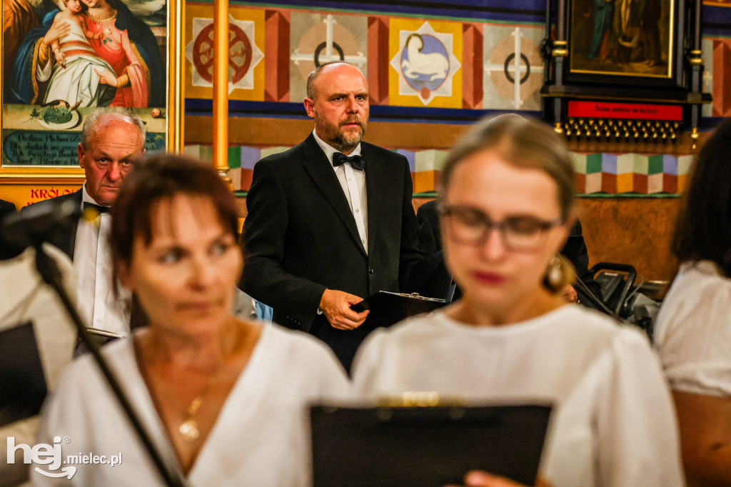 Samorządowcy i mundurowi w Sanktuarium w Chorzelowie