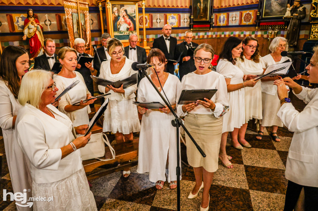 Samorządowcy i mundurowi w Sanktuarium w Chorzelowie