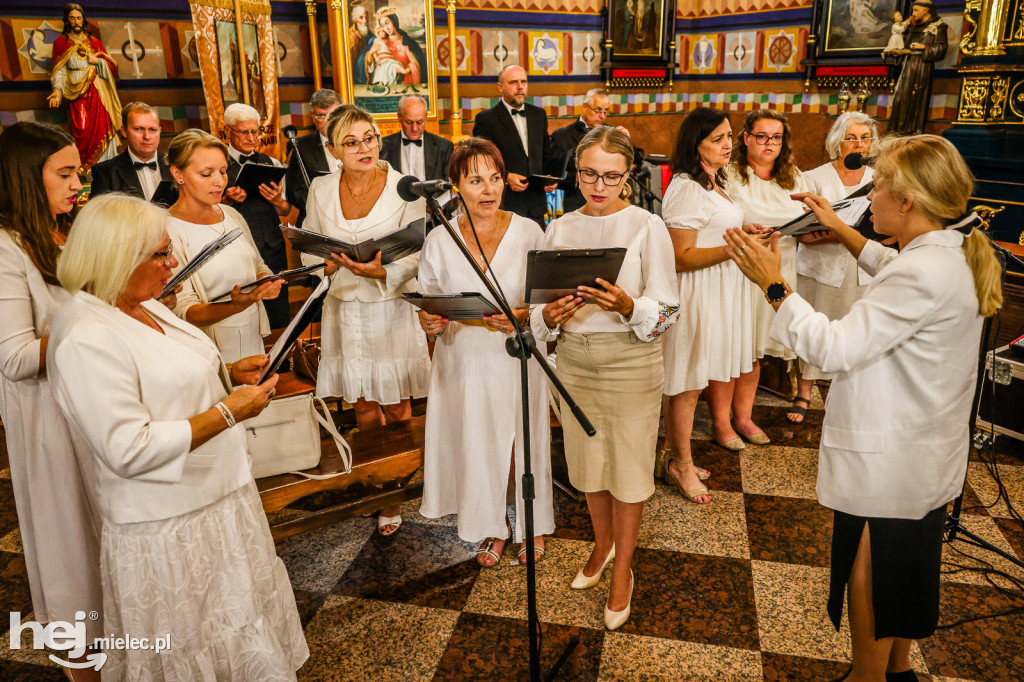 Samorządowcy i mundurowi w Sanktuarium w Chorzelowie