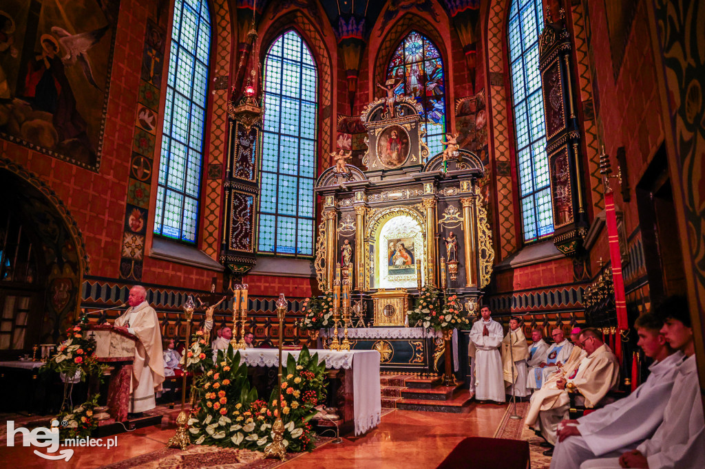 Samorządowcy i mundurowi w Sanktuarium w Chorzelowie