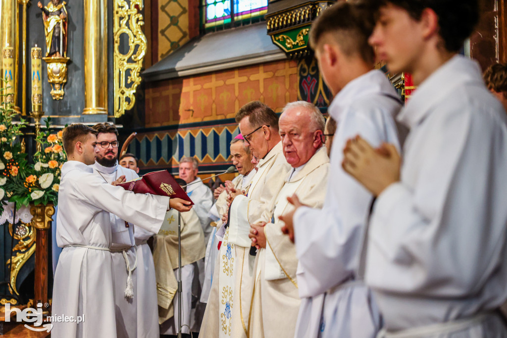 Samorządowcy i mundurowi w Sanktuarium w Chorzelowie