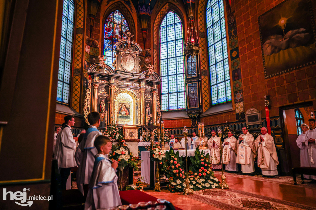 Samorządowcy i mundurowi w Sanktuarium w Chorzelowie