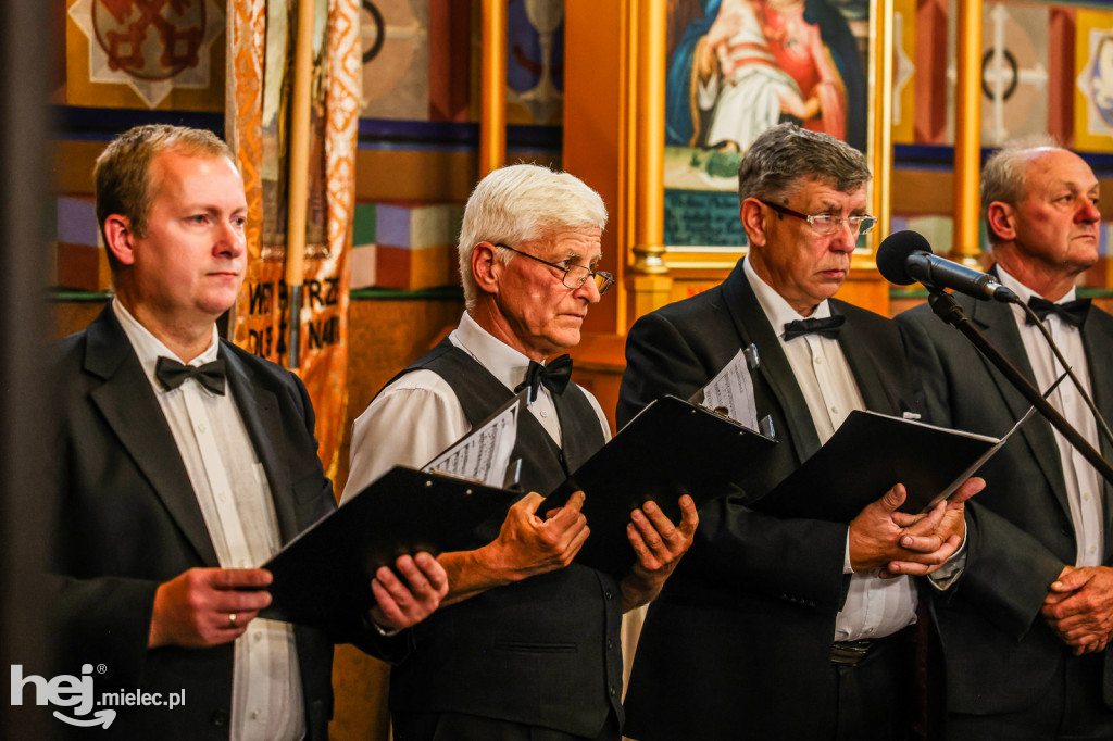 Samorządowcy i mundurowi w Sanktuarium w Chorzelowie