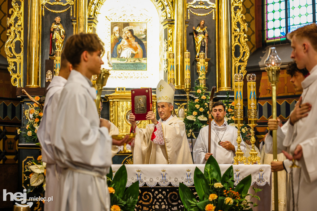 Samorządowcy i mundurowi w Sanktuarium w Chorzelowie