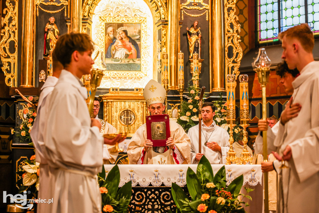 Samorządowcy i mundurowi w Sanktuarium w Chorzelowie