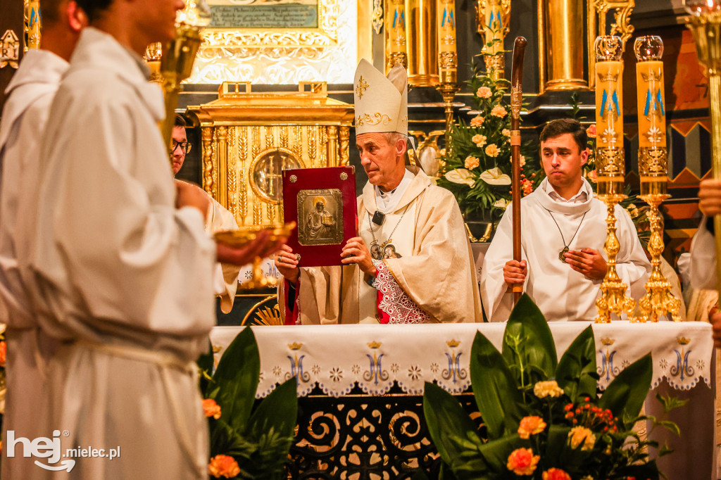 Samorządowcy i mundurowi w Sanktuarium w Chorzelowie