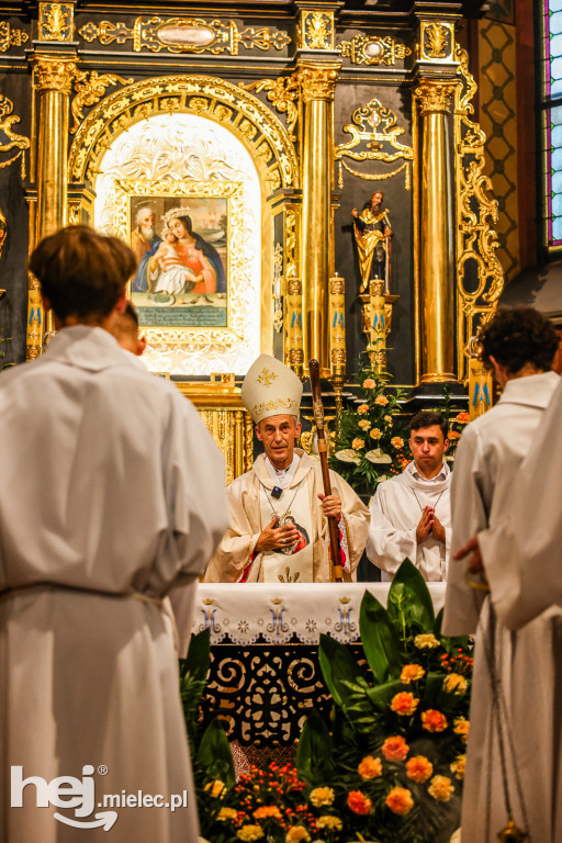 Samorządowcy i mundurowi w Sanktuarium w Chorzelowie