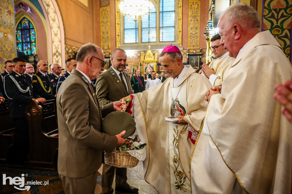Samorządowcy i mundurowi w Sanktuarium w Chorzelowie