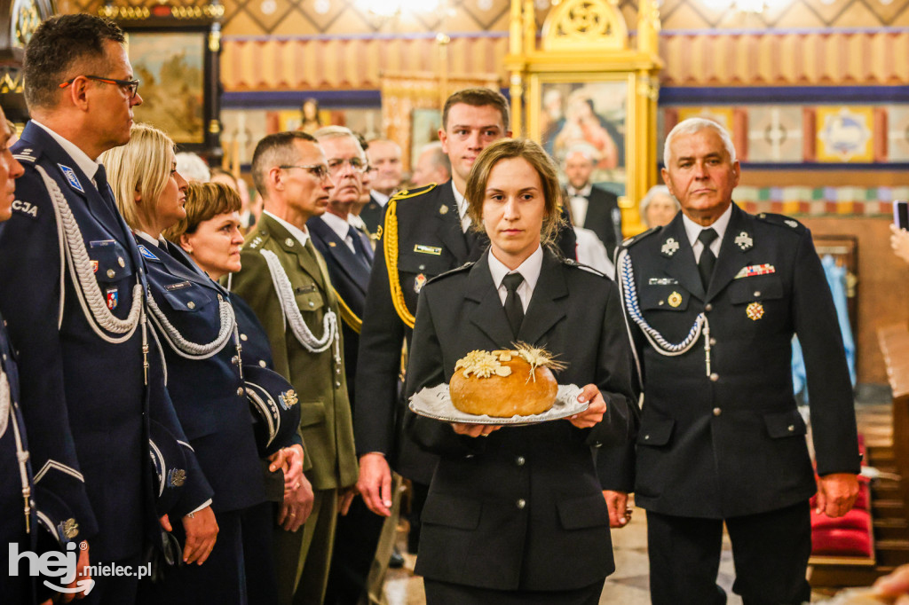 Samorządowcy i mundurowi w Sanktuarium w Chorzelowie