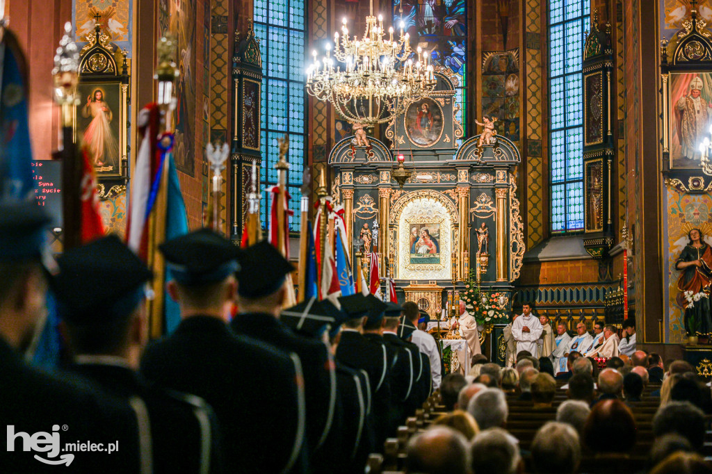 Samorządowcy i mundurowi w Sanktuarium w Chorzelowie