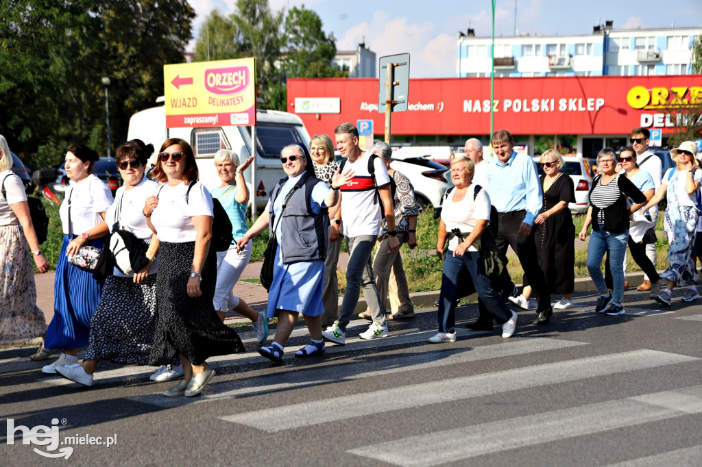 Mieleckie grupy Pieszej Pielgrzymki Tarnowskiej pielgrzymowały do Chorzelowa