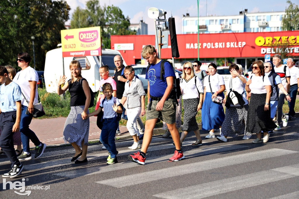 Mieleckie grupy Pieszej Pielgrzymki Tarnowskiej pielgrzymowały do Chorzelowa