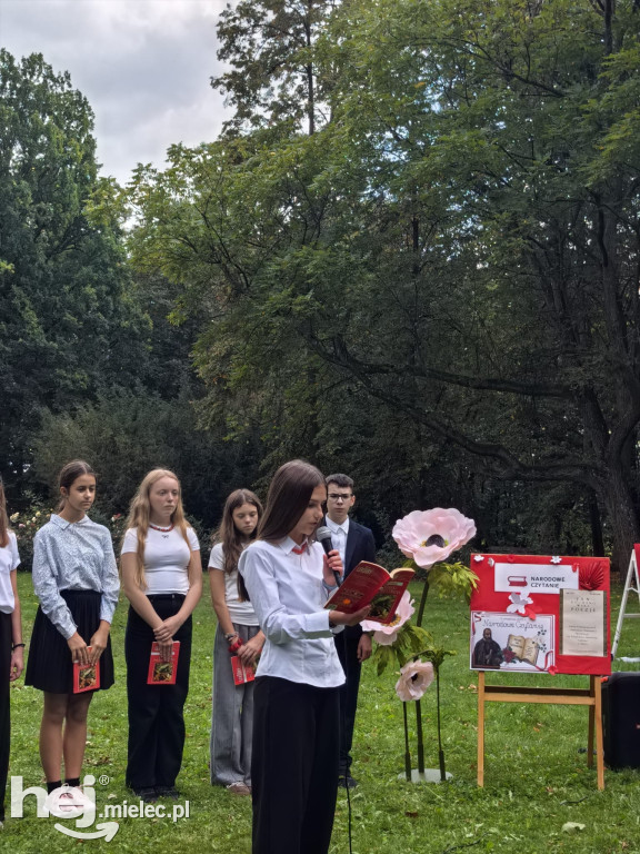 Uczniowie SP 9 w Mielcu czytali Kochanowskiego w Czarnolesie