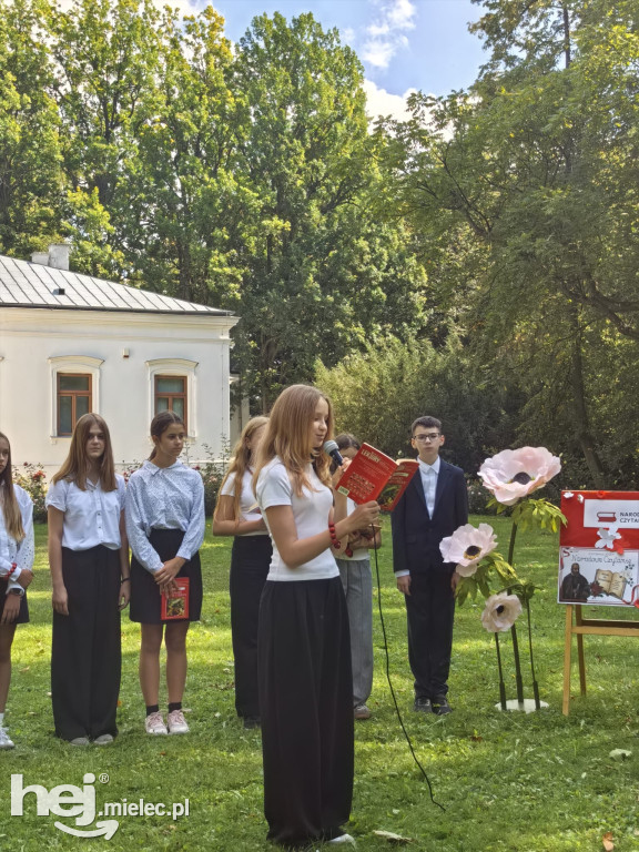 Uczniowie SP 9 w Mielcu czytali Kochanowskiego w Czarnolesie