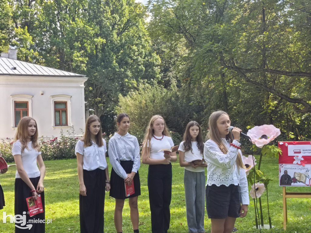 Uczniowie SP 9 w Mielcu czytali Kochanowskiego w Czarnolesie