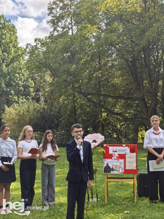 Uczniowie SP 9 w Mielcu czytali Kochanowskiego w Czarnolesie