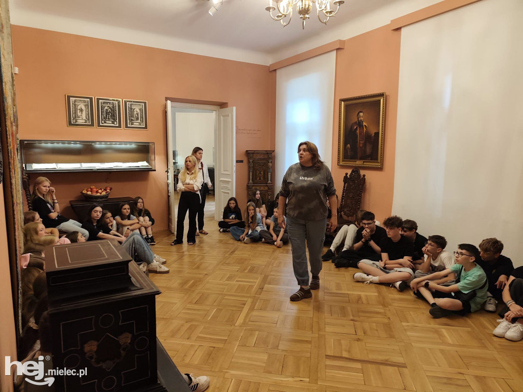 Uczniowie SP 9 w Mielcu czytali Kochanowskiego w Czarnolesie