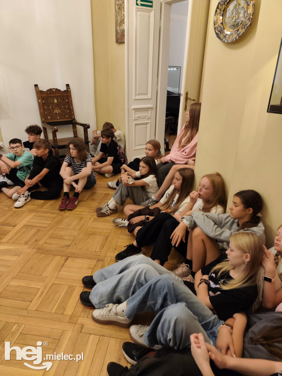 Uczniowie SP 9 w Mielcu czytali Kochanowskiego w Czarnolesie
