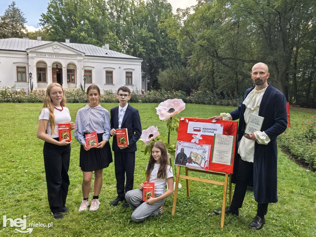Uczniowie SP 9 w Mielcu czytali Kochanowskiego w Czarnolesie