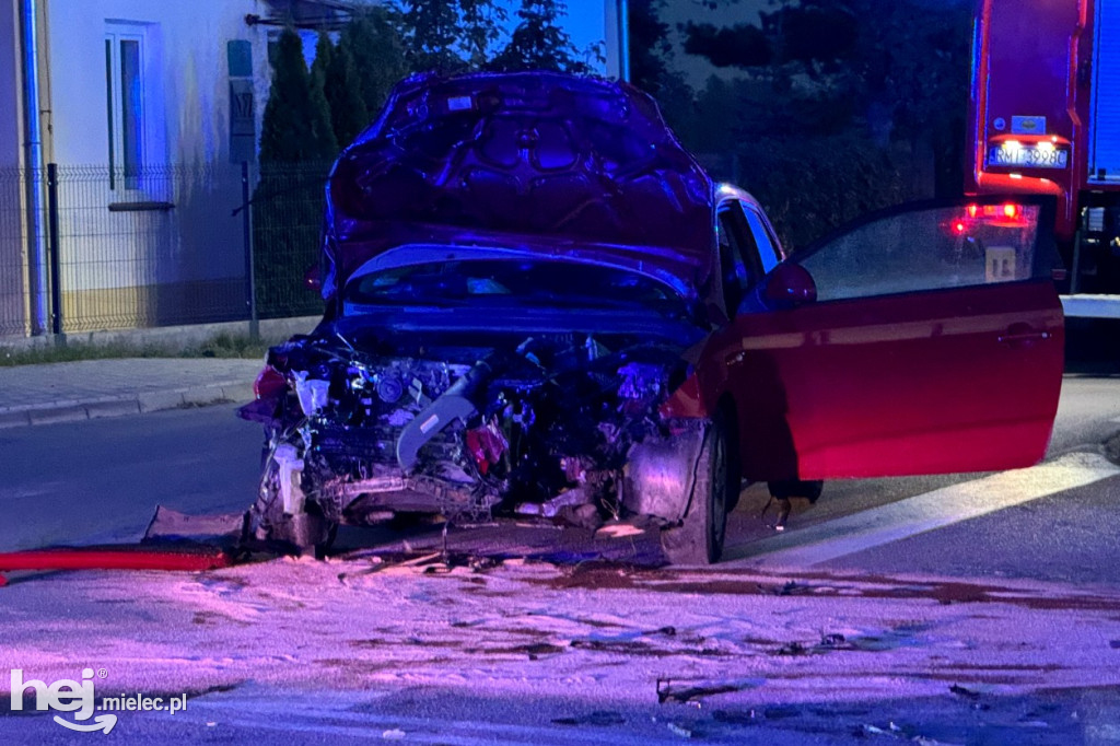 Dachowanie w Rudzie: lexus i kia
