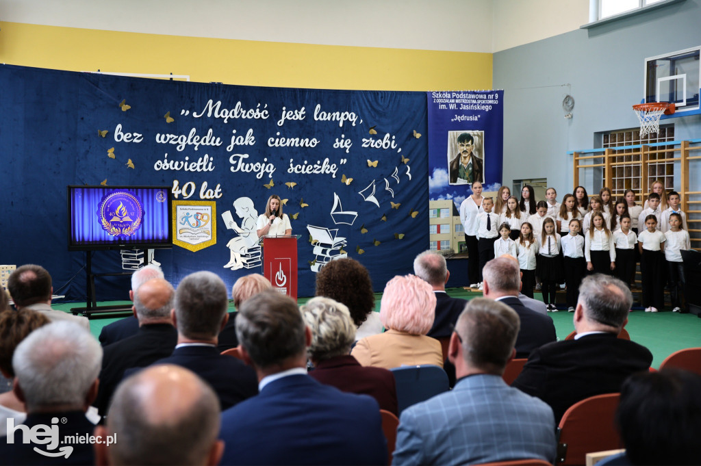 40-lecie szkoły im. „Jędrusia”. Odsłonili tablicę