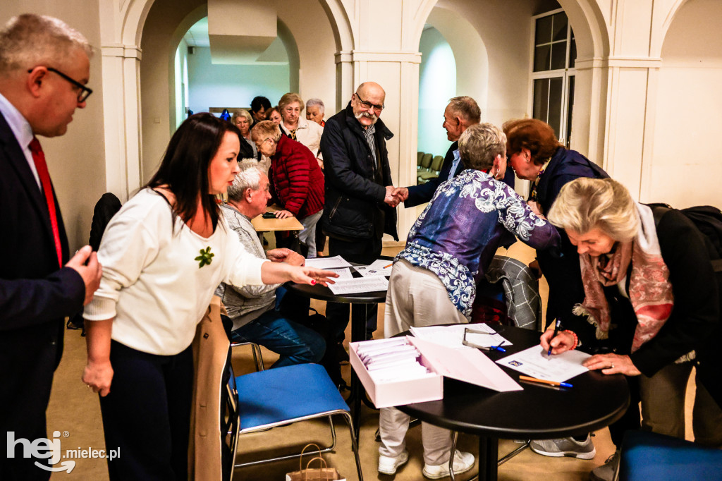 Seniorzy z Mielca uczą się, jak chronić się przed cyfrowymi zagrożeniami