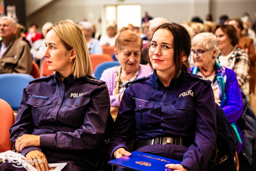 Seniorzy z Mielca uczą się, jak chronić się przed cyfrowymi zagrożeniami