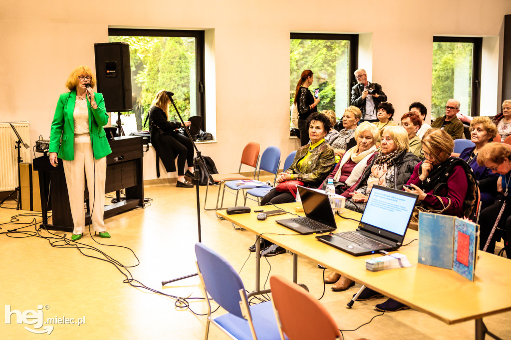 Seniorzy z Mielca uczą się, jak chronić się przed cyfrowymi zagrożeniami