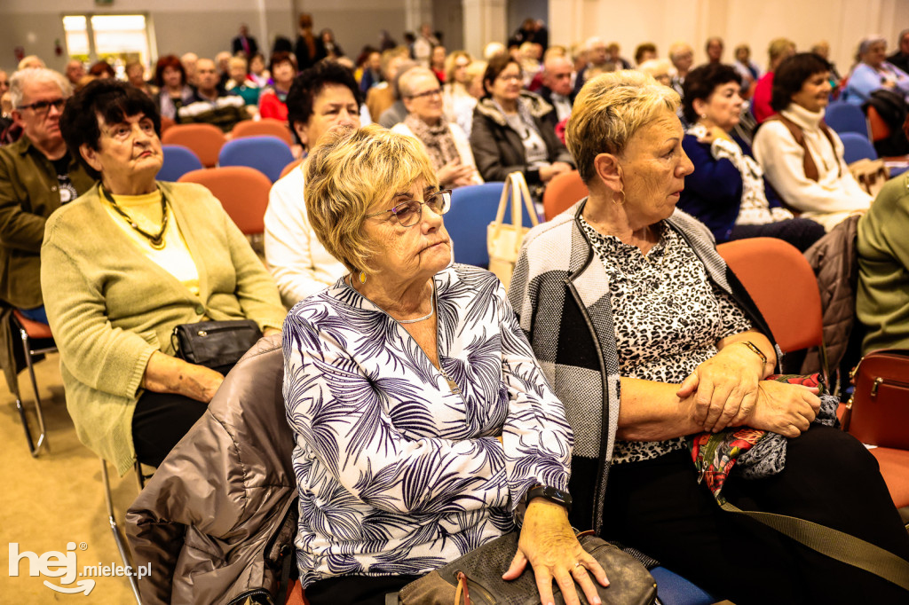 Seniorzy z Mielca uczą się, jak chronić się przed cyfrowymi zagrożeniami