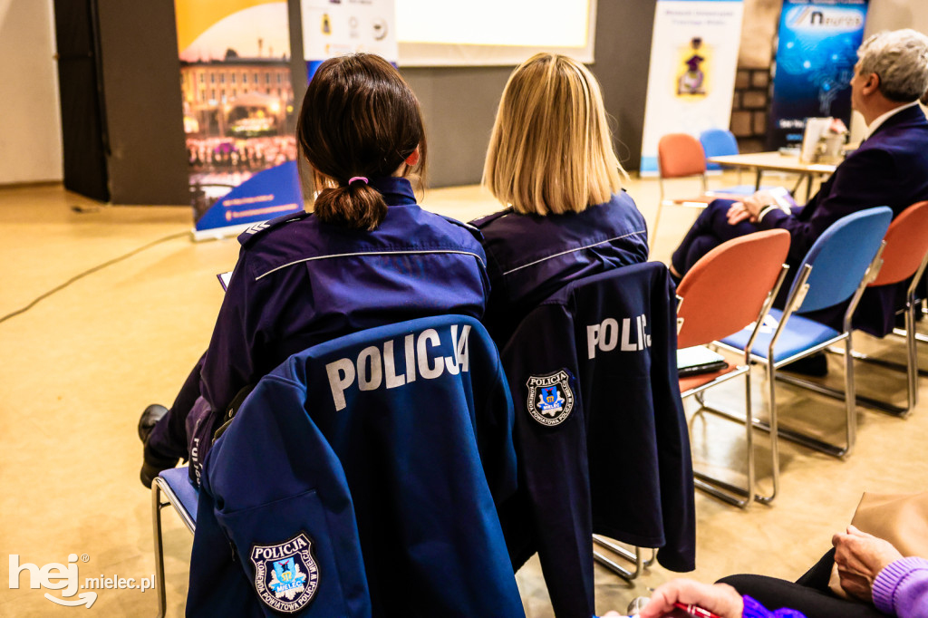 Seniorzy z Mielca uczą się, jak chronić się przed cyfrowymi zagrożeniami