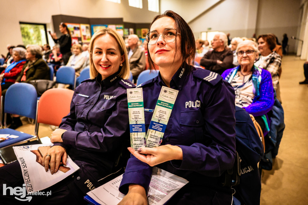 Seniorzy z Mielca uczą się, jak chronić się przed cyfrowymi zagrożeniami