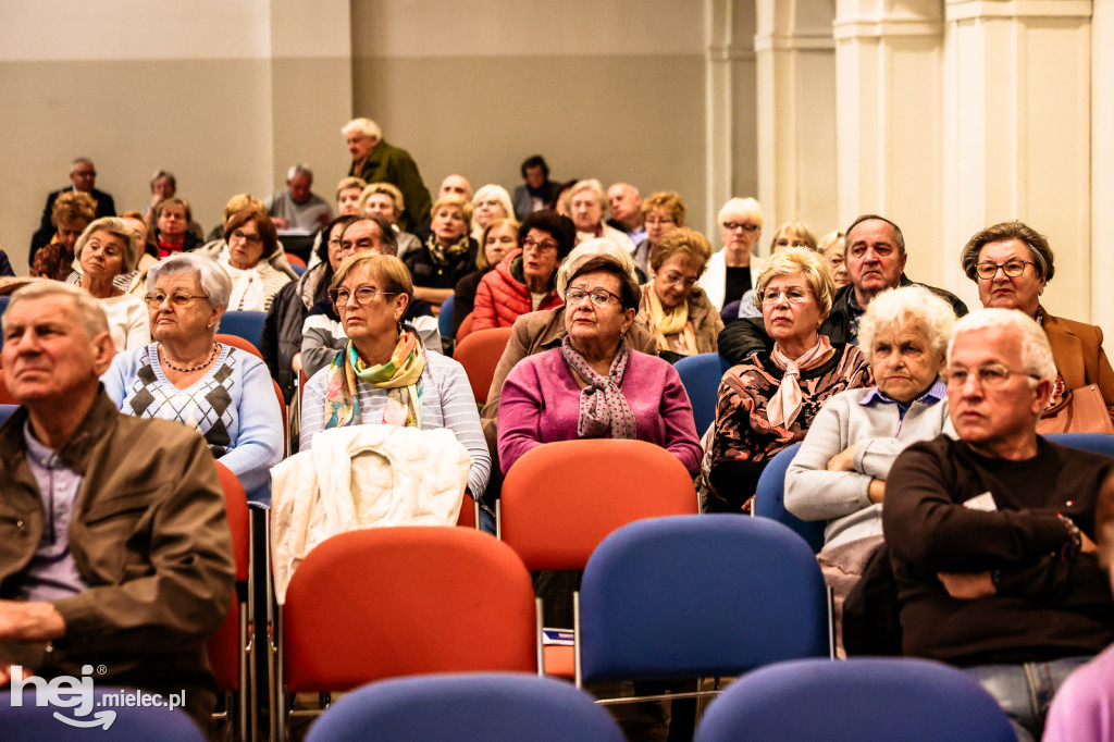 Seniorzy z Mielca uczą się, jak chronić się przed cyfrowymi zagrożeniami