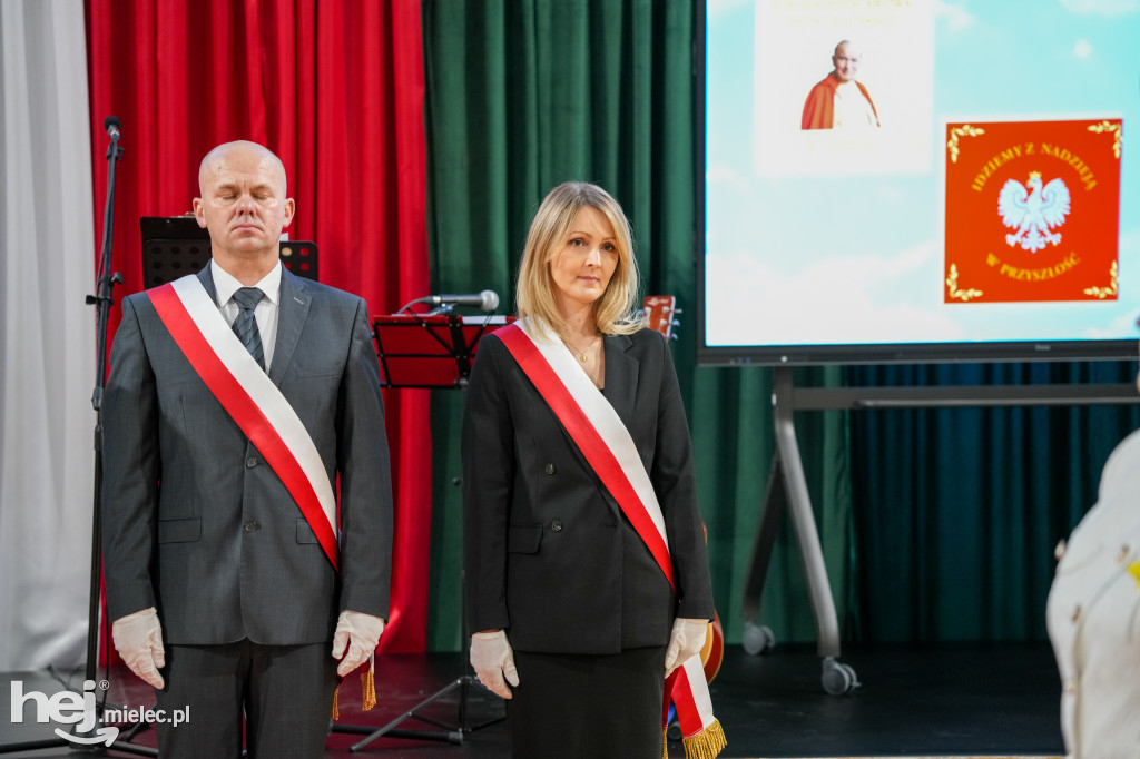 Święty Jan Paweł II patronem Szkoły Podstawowej w Jamach