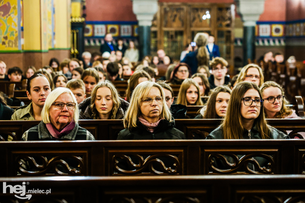 Noc Świętych w Sanktuarium Matki Bożej Królowej Rodzin w Chorzelowie