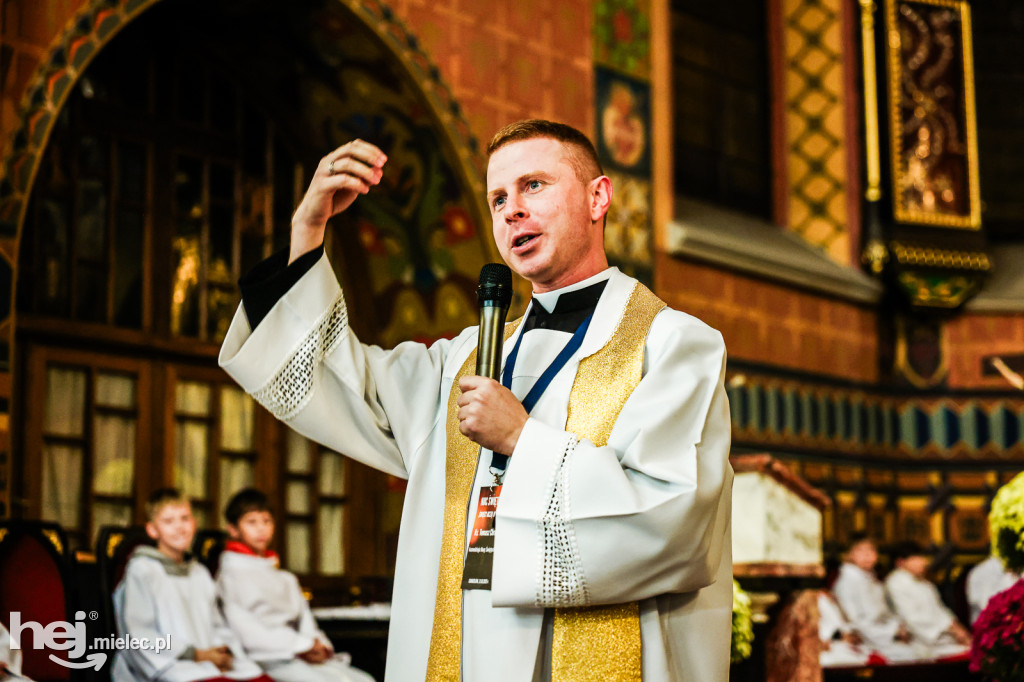 Noc Świętych w Sanktuarium Matki Bożej Królowej Rodzin w Chorzelowie